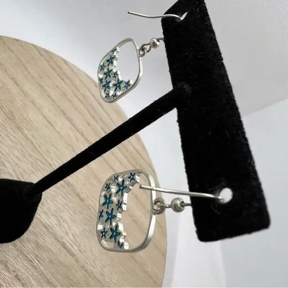 🍭6/$30 Silver square with green flower dangle drop earrings - Picture 4 of 5